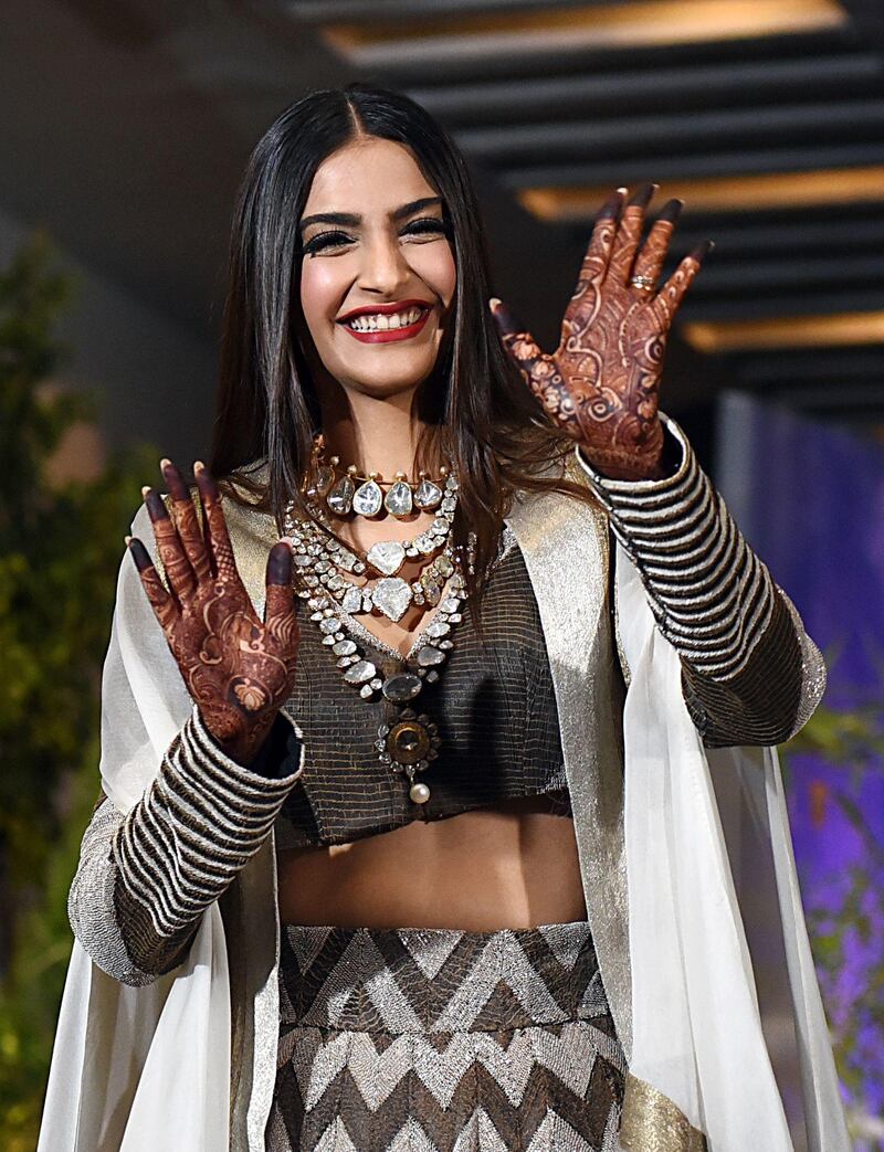 Indian Bollywood actress Sonam Kapoor shows off her mehendi after her traditional marriage ceremony with businessman Anand Ahuja in Mumbai late on May 8, 2018. / AFP PHOTO / Sujit Jaiswal