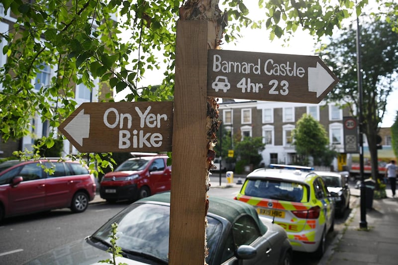LONDON, ENGLAND - MAY 26: A sign left by a protester is left near the home of Chief Advisor to Prime Minister Boris Johnson, Dominic Cummings on May 26, 2020 in London, England. On March 31st 2020 Downing Street confirmed to journalists that Dominic Cummings, senior advisor to British Prime Minister Boris Johnson, was self-isolating with COVID-19 symptoms at his home in North London. Durham police have confirmed that he was actually hundreds of miles away at his parent's house in the city having travelled with his wife and young son. (Photo by Leon Neal/Getty Images,)