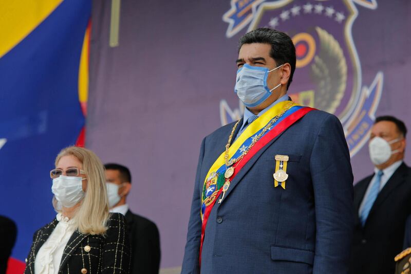 Handout photo released by the Venezuelan Presidency press office of Venezuela's President Nicolas Maduro and his wife Cilia Flores (L) wearing a face mask while participating in the commemoration ceremony of the bicentennial of the Armistice and War Regularization Treaties, the centennial of the Bolivarian Military Aviation and the 28th Anniversary of the Civil Military Rebellion, in Maracay, Aragua state, Venezuela on November 27, 2020. RESTRICTED TO EDITORIAL USE - MANDATORY CREDIT AFP PHOTO / VENEZUELAN PRESIDENCY / JHONN ZERPA - NO MARKETING NO ADVERTISING CAMPAIGNS -DISTRIBUTED AS A SERVICE TO CLIENTS
 / AFP / JHONN ZERPA / RESTRICTED TO EDITORIAL USE - MANDATORY CREDIT AFP PHOTO / VENEZUELAN PRESIDENCY / JHONN ZERPA - NO MARKETING NO ADVERTISING CAMPAIGNS -DISTRIBUTED AS A SERVICE TO CLIENTS
