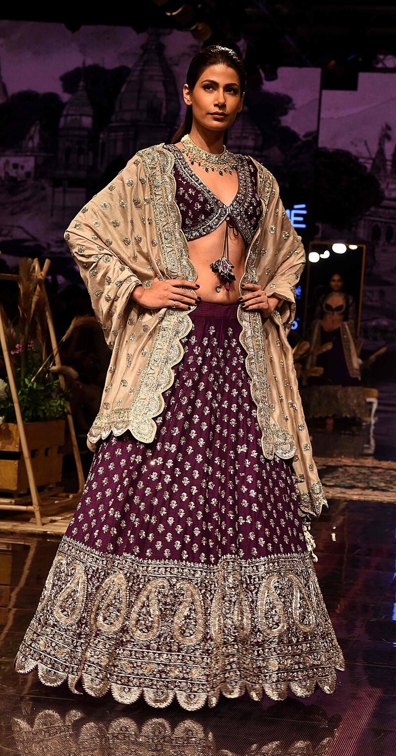 A model presents creations by designer Jayanti Reddy at Lakme Fashion Week (LFW) Winter Festive 2019 in Mumbai on August 23, 2019.  - XGTY / RESTRICTED TO EDITORIAL USE
 / AFP / Sujit Jaiswal / XGTY / RESTRICTED TO EDITORIAL USE

