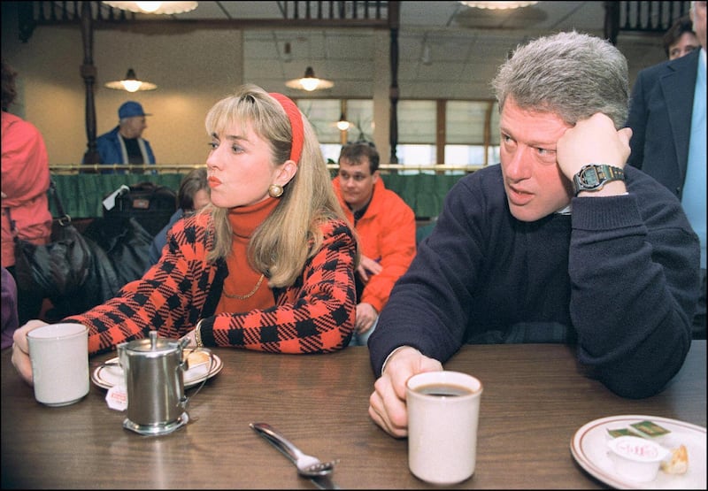 Democratic presidential candidate Bill Clinton (r) in a picture dated 16 February 1992 in Bedford and his wife Hillary relax during campaign tour. (Photo by JOHN MOTTERN / AFP)