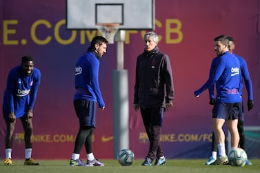 Barcelona's new coach, Spaniard Quique Setien (3L), talks with Barcelona's Argentine forward Lionel Messi (2L) during a training session at the Joan Gamper Sports City training ground in Sant Joan Despi on January 18, 2020. / AFP / LLUIS GENE