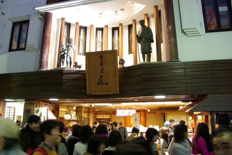 A handout photo of Komachi street in Kamakura (Yasufumi Nishi / JNTO)