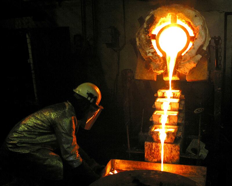 FILE PHOTO: A worker pours gold at the AngloGold Ashanti mine at Obuasi, Ghana, October 23, 2003 .  REUTERS/Luc Gnago/File Photo