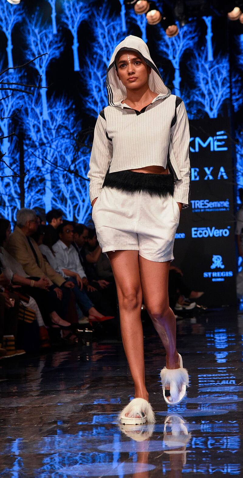 In this picture taken on August 22, 2019 a model presents a creation by Abraham and Thakore during a fashion show at Lakme Fashion Week (LFW) Winter Festive 2019 in Mumbai.  - XGTY / RESTRICTED TO EDITORIAL USE
 / AFP / Sujit Jaiswal / XGTY / RESTRICTED TO EDITORIAL USE
