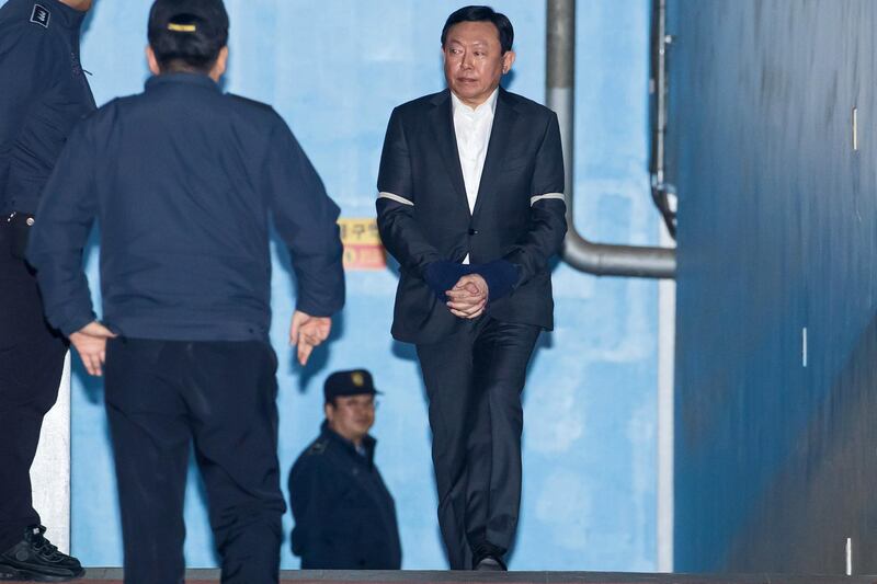 Shin Dong-bin, chairman of Lotte Group, right, walks towards a prison bus at the Seoul Central District Court in Seoul, South Korea, on Tuesday, Feb. 13, 2018. A Seoul court jailed Shin after convicting the tycoon of bribery for his role in a scandal that toppled South Korea's former president, creating a vacuum atop the nation's largest retail conglomerate. Photographer: SeongJoon Cho/Bloomberg