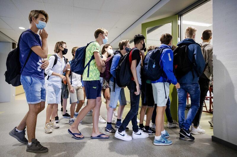 epa08612493 Students at Mendel College wear face masks on the first day of school in Haarlem, The Netherlands, 19 August 2020. Pupils and employees of a number of secondary schools must wear face masks when they walk through the corridors due to the coronavirus. The corridors in these schools are too narrow to keep a distance of 1.5 meters.  EPA/ROBIN VAN LONKHUIJSEN