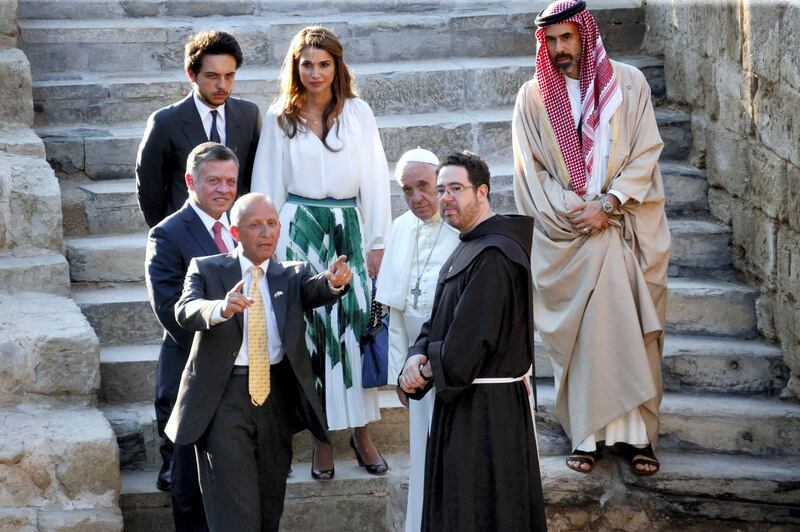 Pope Francis (3rd from R), King Abdullah II of Jordan (C-L), Queen Rania (Top-C), Jordan's Crown Prince Hussein (Top-L) and Ghazi bin Mohammed religious affairs adviser (Top-R) take part in a visit of Bethany, a site on the eastern bank of the River Jordan where some Christians believe Jesus was baptised, on May 24, 2014. Pope Francis called for fresh peace talks on Syria, urging all sides to swap arms for negotiations to bring an end to the three-year civil war there. AFP PHOTO / SAMI KHAHMAN (Photo by SAMI KHAHMAN / AFP)