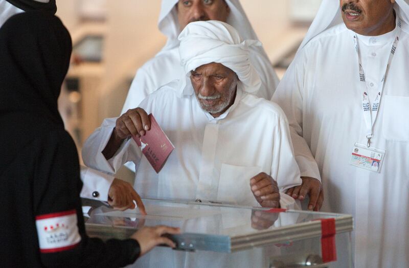 UAE - Umm Al Quwain- Sep 24 - 2011:  An emirati man cast his vote in a box at the Ministry of Culture during the FNC elections.  ( Jaime Puebla - The National Newspaper )