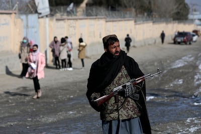 A Taliban fighter guards a street in Kabul, Afghanistan, December 16, 2021.  REUTERS / Ali Khara