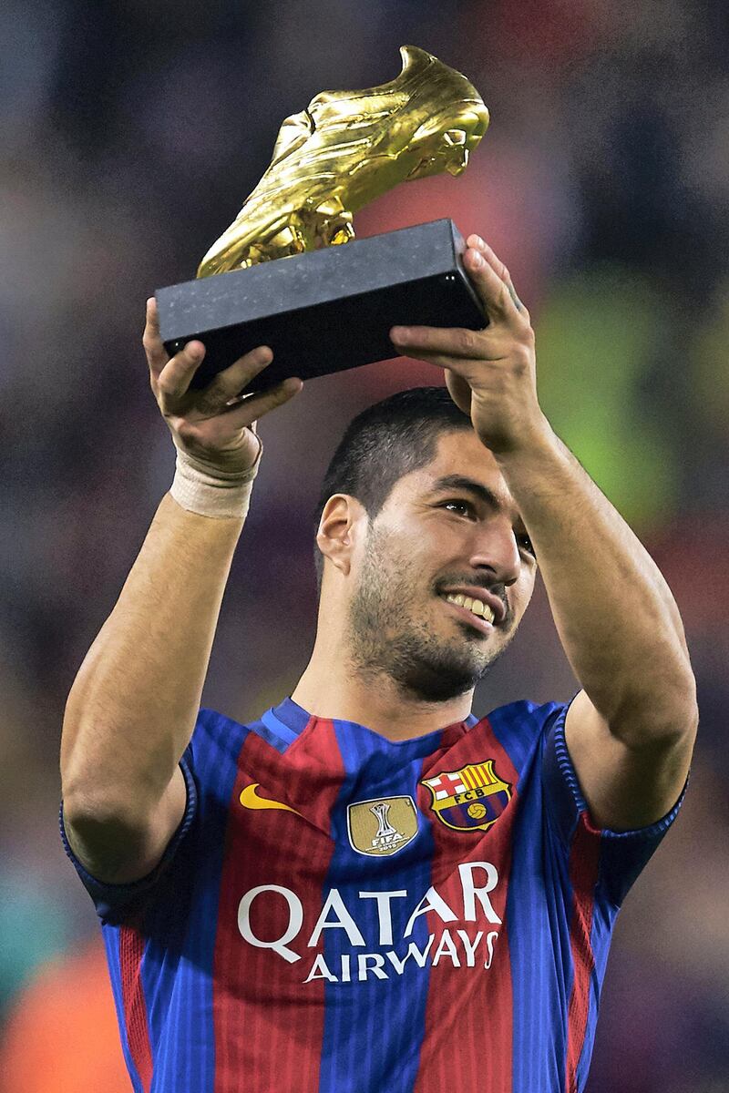 H6KMJK Barcelona, Spain. 29th Oct, 2016. Luis Suarez (FC Barcelona) shows The Golden Boot award prior La Liga soccer match between FC Barcelona and Granada CF, at the Camp Nou stadium in Barcelona, Spain, saturday, october 29, 2016. Foto: S.Lau © dpa/Alamy Live News