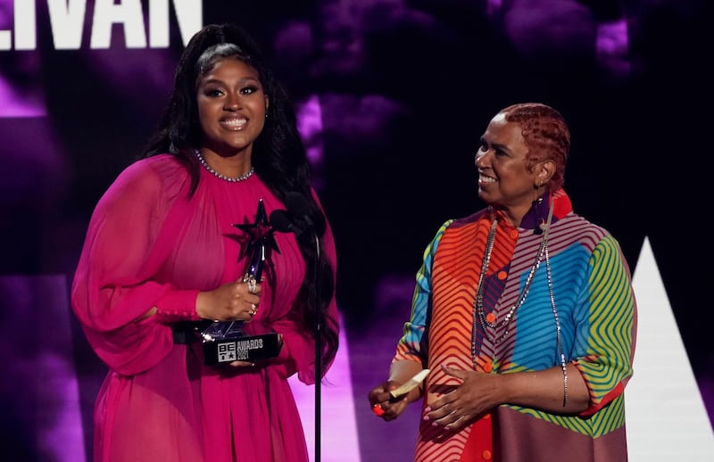 Jazmine Sullivan accepts Album of the Year for 'Heaux Tales' as her mother, Pam Sullivan, looks on. AP