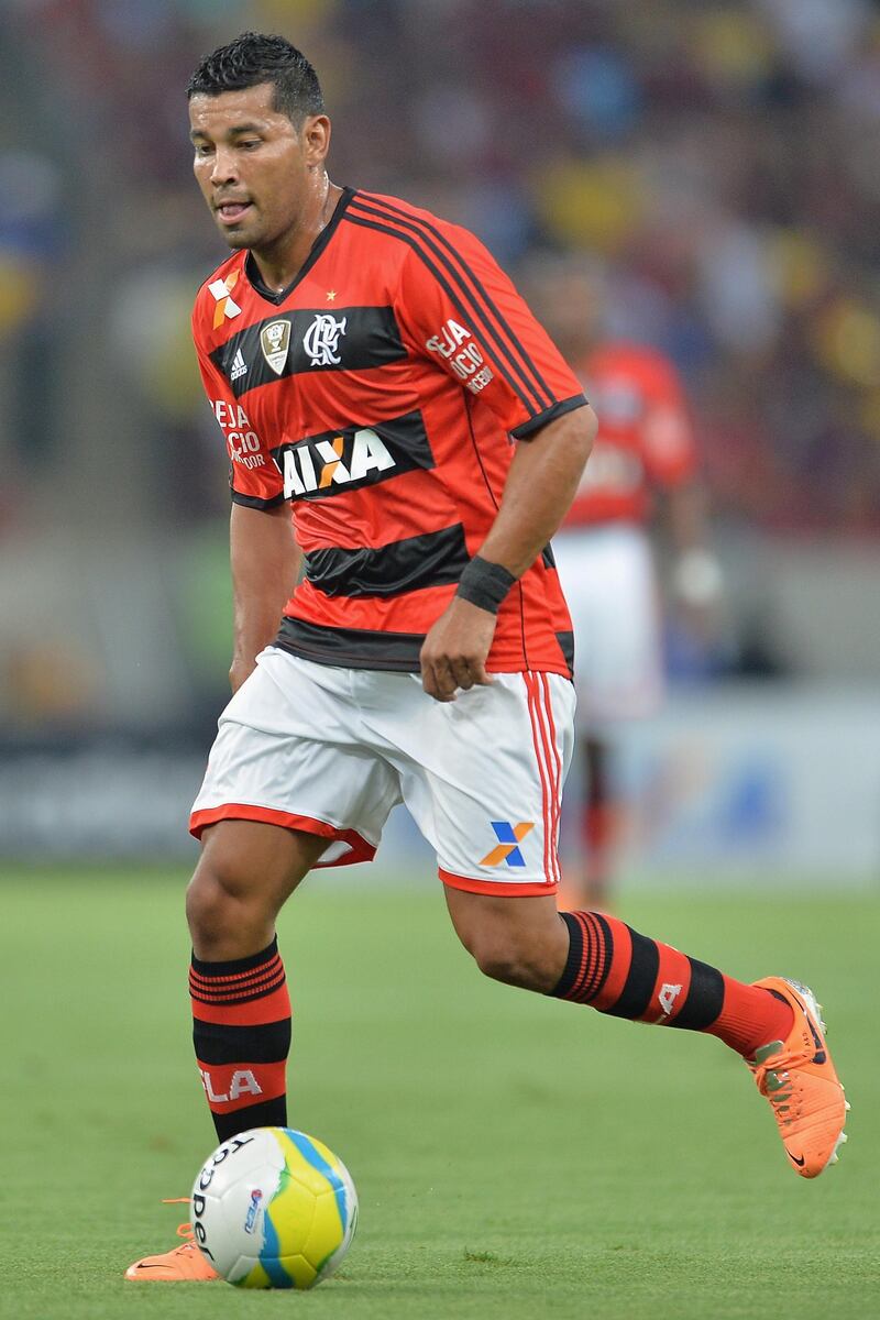 RIO DE JANEIRO, BRAZIL - FEBRUARY 08: Andre Santos of Flamengo struggles for the ball during a match between Flamengo and Fluminense as part of Carioca 2014 at Maracana Stadium on February 08, 2014 in Rio de Janeiro, Brazil. (Photo by Buda Mendes/Getty Images)