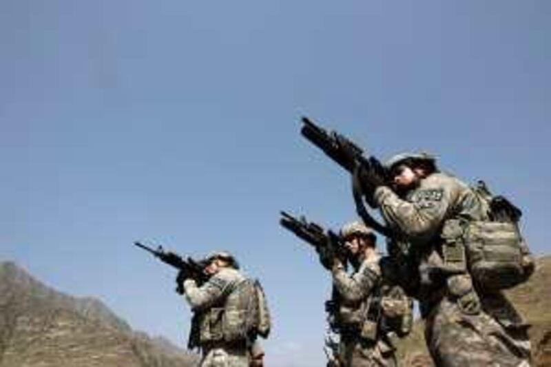 U.S. soldiers from Gator Company, 2-12 Infantry, 4th Brigade aim at militant positions during an operation in the Pesh Valley in Afghanistan's Kunar Province August 6, 2009.   REUTERS/Tim Wimborne  (AFGHANISTAN CONFLICT) *** Local Caption ***  TBW05_AFGHANISTAN-_0806_11.JPG *** Local Caption ***  TBW05_AFGHANISTAN-_0806_11.JPG