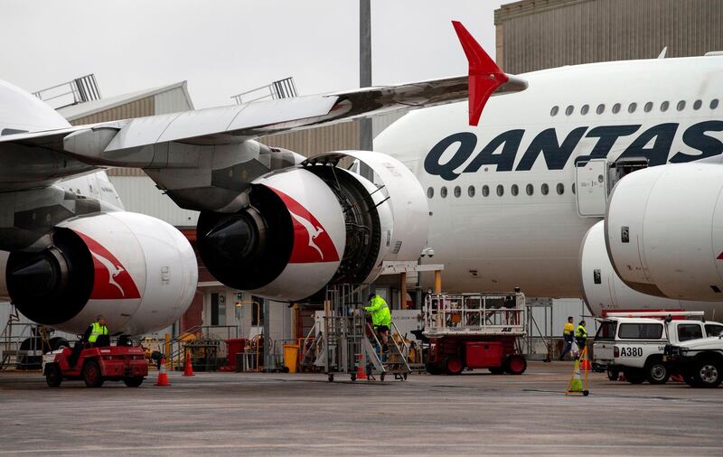 This picture taken on June 1, 2018 shows ground staff preparing a Qantas Airbus A380 aircraft for flight at the Sydney International airport.  Qantas is poised to list Taiwan as part of China on its websites, sparking concern on June 5, 2018 from Australia's foreign minister who said private firm must be able to conduct business "free from political pressure"
 / AFP / Saeed KHAN
