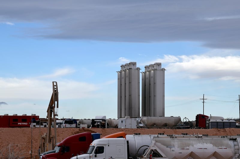 A fracking site operated by Exxon is seen near Carlsbad, New Mexico, U.S. February 11, 2019. Picture taken February 11, 2019.  To match Insight USA-SHALE/MAJORS . REUTERS/Nick Oxford