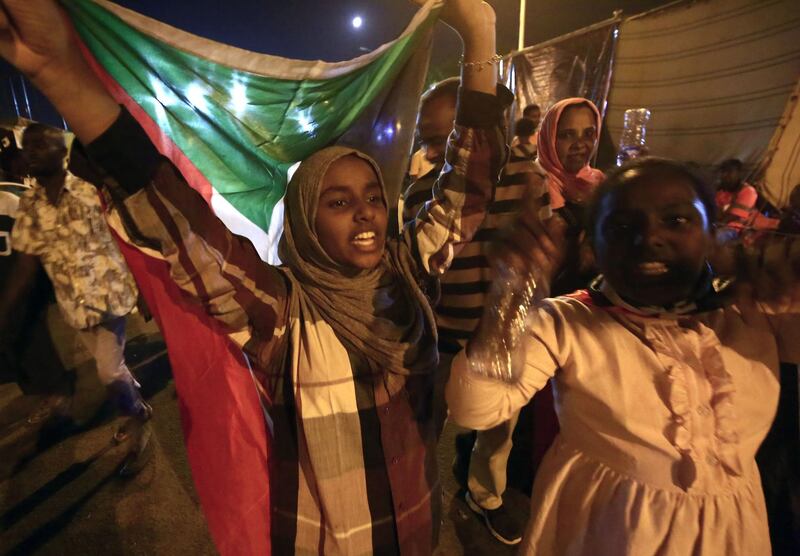 TOPSHOT - Sudanese protestors celebrate after an agreement was reached with the military council to form a three-year transition period for transferring power to a full civilian administration, in Khartoum, early on May 15, 2019. The protest movement is demanding a civilian-led transition following 30 years of iron-fisted rule by now deposed president Omar al-Bashir, but the generals who toppled him have been holding onto a leadership role. / AFP / ASHRAF SHAZLY
