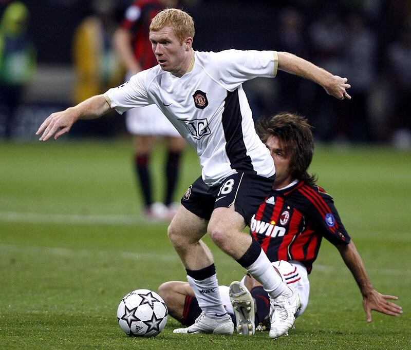 Manchester United's Paul Scholes (L) is challenged for the ball during the European Champions League second leg semi-final football match against AC Milan at Milan's San Siro, Italy, 02 May 2007. AC Milan won the match 3-0.  AFP PHOTO/ANDREW YATES (Photo by ANDREW YATES / AFP)