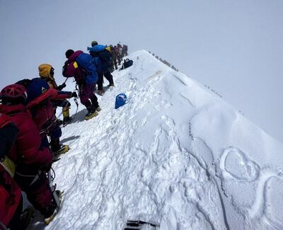 Crowds heading to summit of K2. Photo: @lakpa_8K / twitter