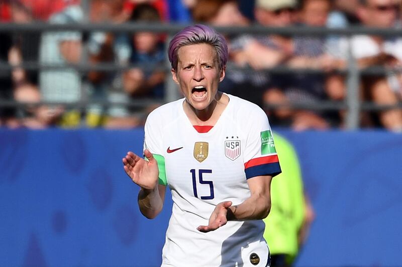 United States' forward Megan Rapinoe celebrates after scoring a goal during the France 2019 Women's World Cup round of sixteen football match between Spain and USA, on June 24, 2019, at the Auguste-Delaune stadium in Reims, northern France. / AFP / FRANCK FIFE
