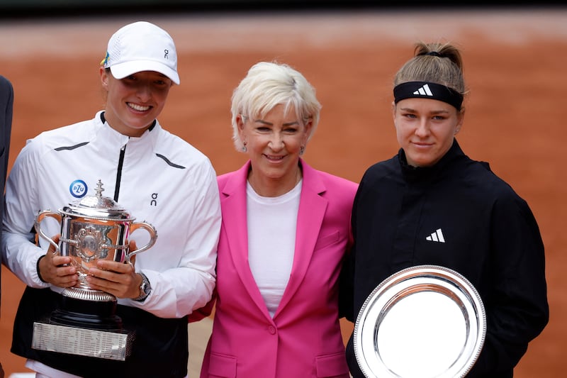 Poland's Iga Swiatek poses with the French Open trophy alongside Chris Evert and Czech Republic's Karolina Muchova. Reuters
