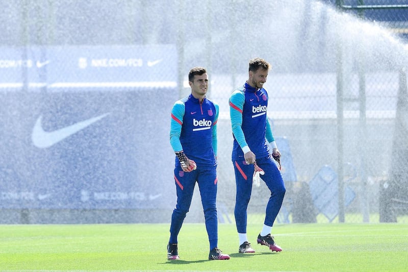 Barcelona goalkeepers Inaki Pena (L) and Brazilian goalkeeper Neto attend a training session at the Joan Gamper Sports City. AFP