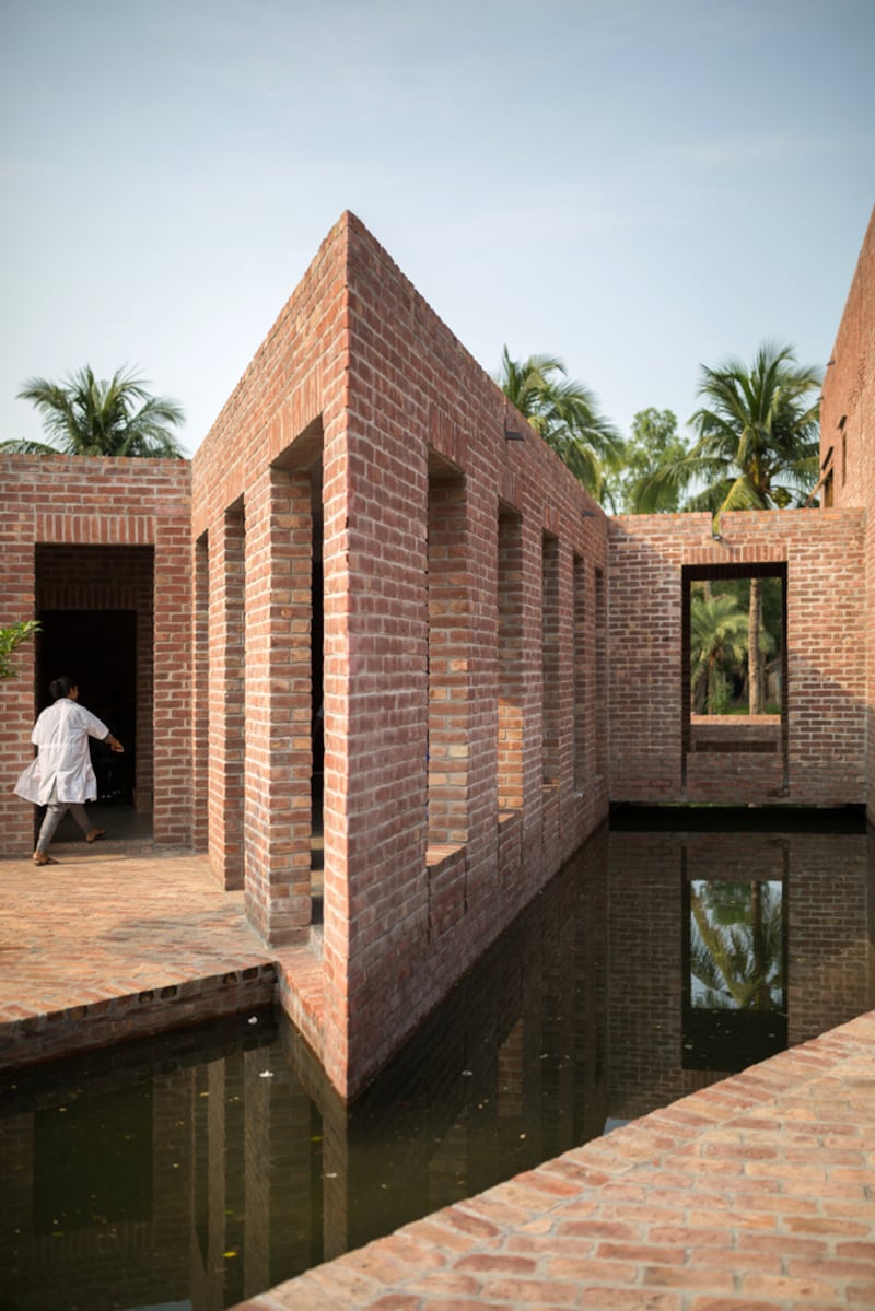 The architect used water in the surrounding area to create a rainwater-collecting canal that also creatively separates inpatient and outpatient departments.