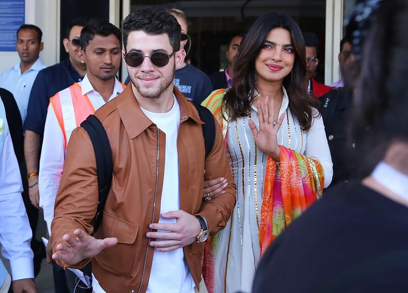 Indian actress Priyanka Chopra (R) and US musician Nick Jonas (centre L) arrive in Jodhpur in the western Indian state of Rajasthan on November 29, 2018.  Chopra and Jonas are set to be married in a series of ceremonies in Jodhpur. / AFP / Sunil VERMA
