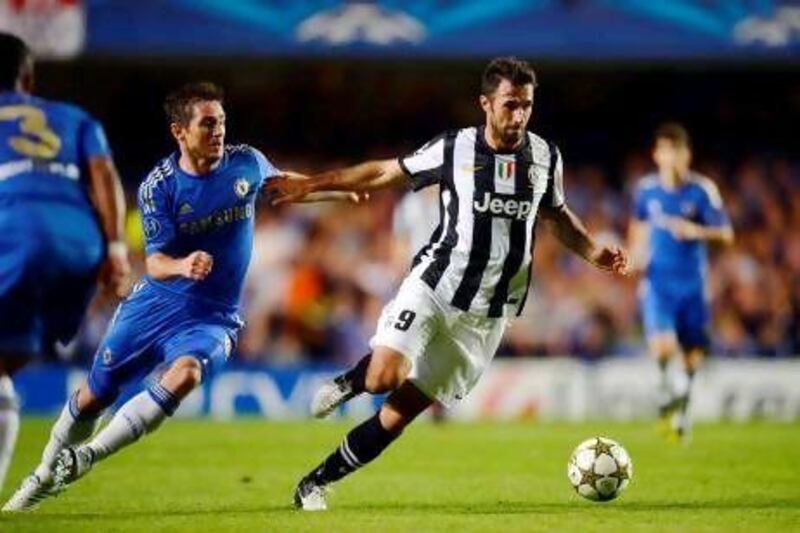 Juventus' Mirko Vucinic (C) runs with the ball chased by Chelsea's midfielder Frank Lampard (L) during their UEFA Champions League Group E football match at Stamford Bridge in London on September 19, 2012. AFP PHOTO / ADRIAN DENNIS