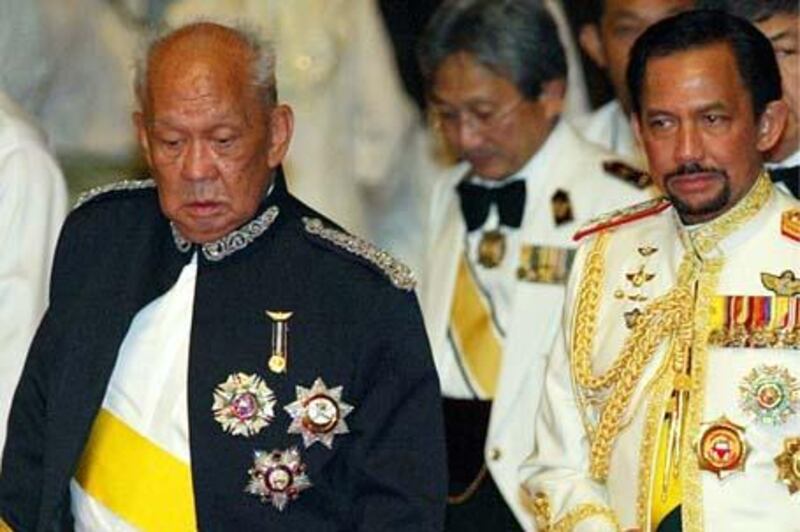 (FILES) In a file picture taken on September 10, 2004 Malaysia's Johor state Sultan Iskandar (L), a former Malaysian king, walks next to Brunei's Sultan Hassanal Bolkiah (R), at the wedding banquet of Brunei's Crown Prince Al-Muhtadee Billah Bolkiah and his new bride Princess Sarah at the Nurul Iman Palace in Bandar Seri Begawan.  The sultan of Malaysia's Johor state Iskandar Ismail, who served as the nation's king for five years, has died aged 77, state media reported on January 23, 2010. Sultan Iskandar was born in 1932 and educated in Australia and Britain before joining the state civil service. He took over as sultan of Johor in 1981, following the death of his father and served as Malaysia's king from 1984 to 1989.   AFP PHOTO/FILES/JIMIN LAI *** Local Caption ***  690016-01-08.jpg