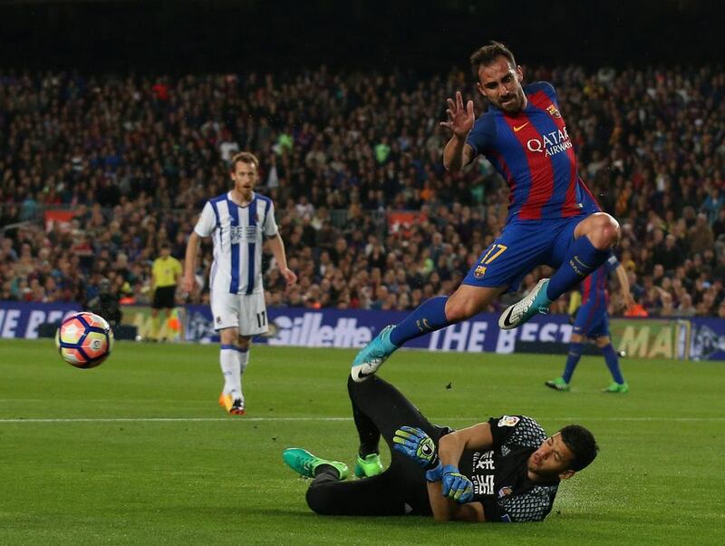 Barcelona’s Paco Alcacer and Real Sociedad’s goalkeeper Geronimo Rulli in action. Albert Gea / Reuters