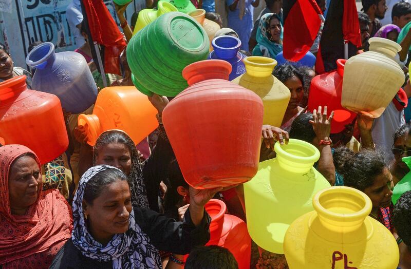 Indian women with empty plastic pots protest as they demand drinking water in Chennai on June 22, 2019. Angry residents fight in queues at water taps, lakes have been turned into barren moonscapes and restaurants are cutting back on meals as the worst drought in living memory grips India's Chennai. / AFP / ARUN SANKAR
