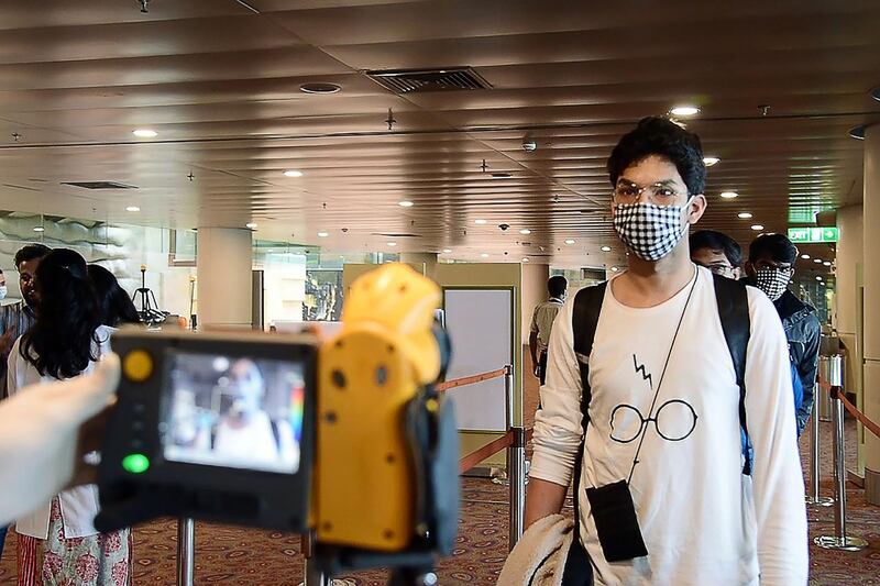 In this handout photo released by Chhatrapati Shivaji Maharaj International Airport (CSMIA) on February 19, 2020 an airport official checks the temperature of a passengers as a preventive measure against the COVID-19 coronavirus, at the Chhatrapati Shivaji Maharaj International Airport (CSMIA) in Mumbai. The death toll from China's new coronavirus epidemic jumped past 2,000 on February 19 after 136 more people died, with the number of new cases falling for a second straight day, according to the National Health Commission. - -----EDITORS NOTE --- RESTRICTED TO EDITORIAL USE - MANDATORY CREDIT "AFP PHOTO /Chhatrapati Shivaji Maharaj International Airport (CSMIA)" - NO MARKETING - NO ADVERTISING CAMPAIGNS - DISTRIBUTED AS A SERVICE TO CLIENTS  - NO ARCHIVE
 / AFP / Chhatrapati Shivaji Maharaj International Airport (CSMIA) / - / -----EDITORS NOTE --- RESTRICTED TO EDITORIAL USE - MANDATORY CREDIT "AFP PHOTO /Chhatrapati Shivaji Maharaj International Airport (CSMIA)" - NO MARKETING - NO ADVERTISING CAMPAIGNS - DISTRIBUTED AS A SERVICE TO CLIENTS  - NO ARCHIVE
