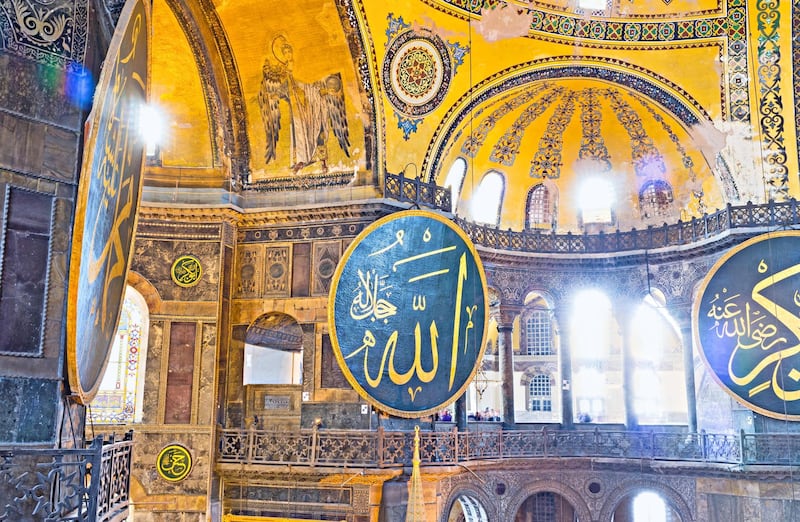 H41GHK The ceiling of Hagia Sophia with the numerous semi-domes and the mane dome decorated with the ancient golden mosaics