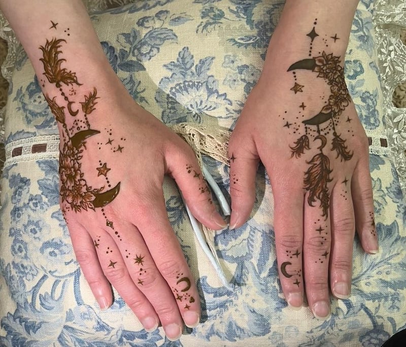 Henna artists employ empty space as an integral part of their designs. Photo: Amreen Wahid / Instagram
