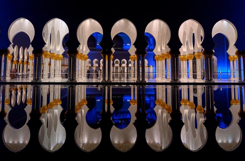 TOPSHOT - People walk through Sheikh Zayed Grand Mosque in Abu Dhabi on January 12, 2019.  / AFP / POOL / ANDREW CABALLERO-REYNOLDS
