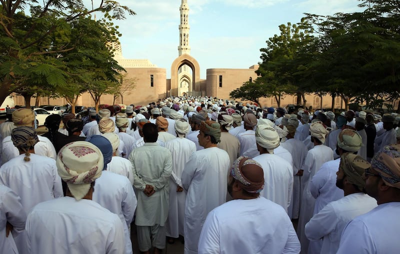 Omanis gather to enter the Sultan Qaboos Mosque to perform the funeral prayer for the country's ruler Sultan Qaboos bin Said, in the Omani capital Muscat on January 11, 2020. Sultan Qaboos, the longest-reigning leader of the modern Arab world, has died at the age of 79, leaving Oman in search of a new ruler at a time of regional turmoil. / AFP / MOHAMMED MAHJOUB
