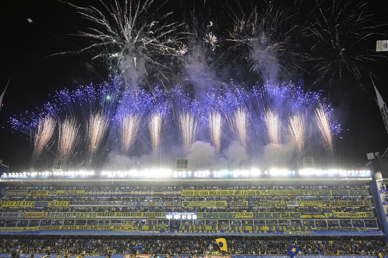 Fireworks welcome the players of Boca Juniors before the all-Argentine Copa Libertadores semi-final second leg football match against River Plate at La Bombonera stadium in Buenos Aires, on October 22, 2019. / AFP / Juan MABROMATA
