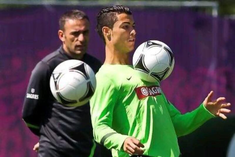 epa03266073 Portuguese national soccer team coach Paulo Bento (L) and player Cristiano Ronaldo (R) during the team's training session at Opalenica training center, near Poznan, Poland, 15 June 2012. Portuguese team will play next June 17 against Netherlands in a Group B UEFA EURO 2012 soccer match. EPA/MARIO CRUZ *** Local Caption *** 03266073.jpg