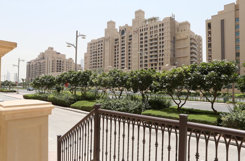 
DUBAI , UNITED ARAB EMIRATES – July 21 , 2015 : View of the Fairmont Residences and Fairmont Palm Jumeirah ( center ) on Palm Jumeirah in Dubai. ( Pawan Singh / The National ) For Business Stock 
  *** Local Caption ***  PS2107- PALM APARTMENTS07.jpg