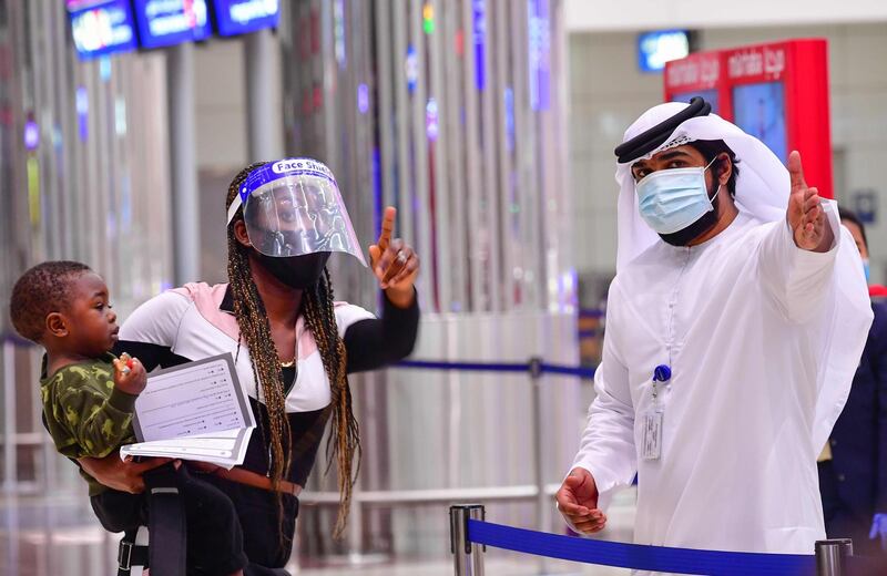 A tourist receives instruction at Dubai airport in the United Arab Emirates on July 8, 2020, as the country reopened its doors to international visitors in the hope of reviving its tourism industry after a nearly four-month closure. / AFP / GIUSEPPE CACACE
