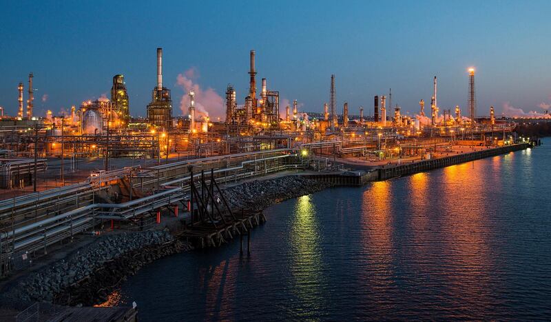FILE PHOTO: The Philadelphia Energy Solutions oil refinery owned by The Carlyle Group is seen at sunset in Philadelphia March 26, 2014. Picture taken March 26, 2014.   REUTERS/David M. Parrott/File Photo