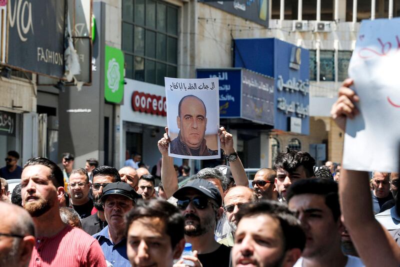 Palestinians gather for a demonstration in protest against the death of activist Nizar Banat, who died during his arrest by Palestinian security forces, in the city of Hebron in the occupied West Bank on June 24, 2021. The Palestinian rights activist died early on June 24 shortly after being arrested by Palestinian Authority security forces in the occupied West Bank, Hebron governor Jibrin al-Bakri said. Banat, who was a known critic of the PA, was reportedly beaten to death, according to his family. No reason was given for his arrest. / AFP / MOSAB SHAWER

