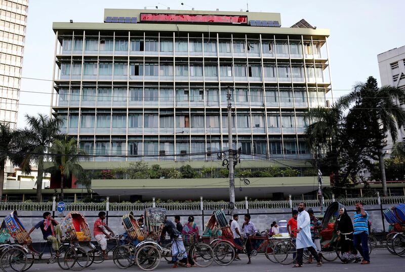 FILE PHOTO: Commuters walk in front of the Bangladesh central bank building in Dhaka, Bangladesh, September 30, 2016. Picture taken September 30, 2016. REUTERS/Mohammad Ponir Hossain/File Photo