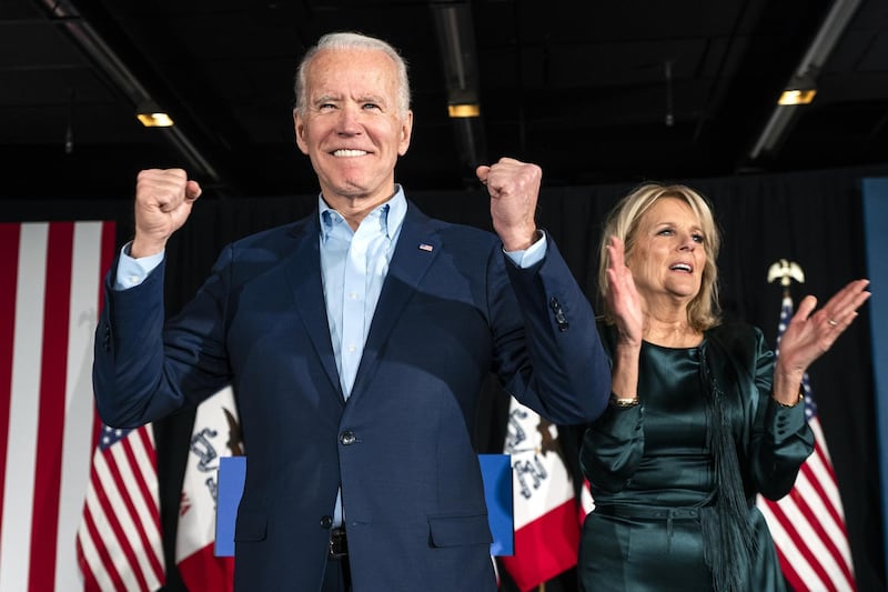 epa08191402 Former Vice President Joe Biden (L), alongside his wife Jill Biden (R), greets supporters during his Iowa caucus night watch party in Des Moines, Iowa, USA, 03 February 2020. The Iowa Caucus is the first in the nation for the 2020 presidential elections.  EPA-EFE/JIM LO SCALZO