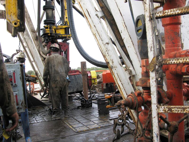 FILE PHOTO: Workers hired by U.S. oil and gas company Apache Corp drill a horizontal well in the Wolfcamp Shale in west Texas Permian Basin near the town of Mertzon, Texas, U.S., October 29, 2013.  REUTERS/Terry Wade/File Photo