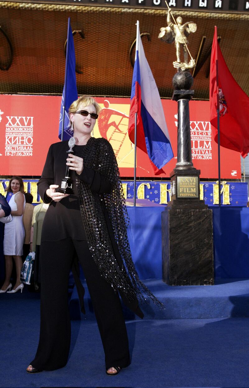 MOSCOW - JUNE 27:  American actress Meryl Streep holds the special prize "Believe, Konstantin Stanislavski", which he was awarded at the 26th Moscow International Film Festival after its conclusion ceremony June 27, 2004 in Moscow, Russia.  (Photo by Oleg Nikishin/Getty Images)

