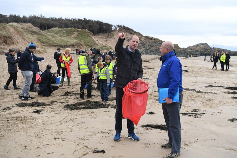 ANGLESEY, WALES - MAY 08: Britain's Prince William, Duke of Cambridge (C) joins primary school pupils in a beach clean-up on Newborough Beach, during a visit to North Wales on May 08, 2019 in Anglesey, United Kingdom. The Duke and Duchess of Cambridge visited North Wales to meet with individuals and organisations in the region to learn more about their efforts to take care of their communities and protect the natural environment.  (Photo by Paul Ellis - WPA Pool /Getty Images)