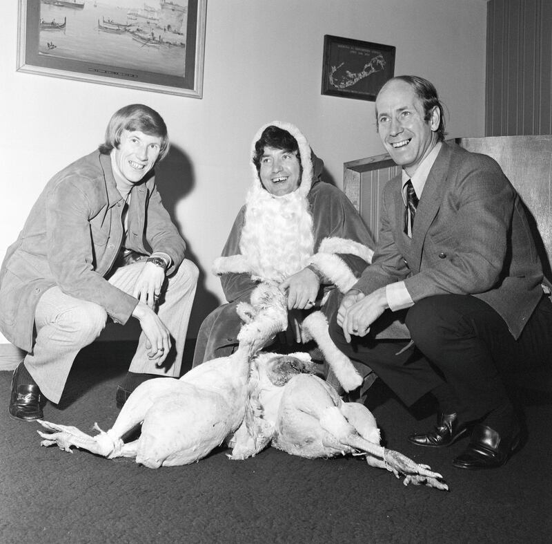 Colin Bell, Jimmy Tarbuck and Bobby Charlton pose with some turkeys, 23rd December 1971. (Photo by Staff/Mirrorpix/Getty Images)