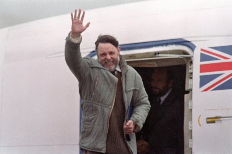 Last of the captured British hostages Terry Waite waves at his arrival in Lyneham, on November 19, 1991, following their release in Lebanon. (Photo by - / AFP)